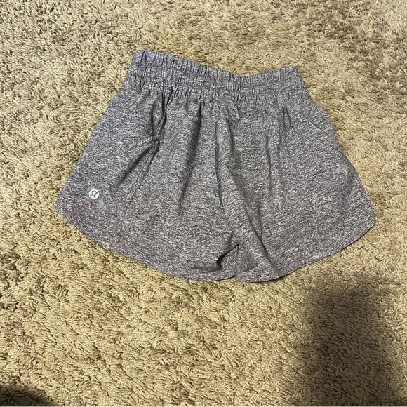 Lululemon tracker shorts size 2 - Picture 3 of 4